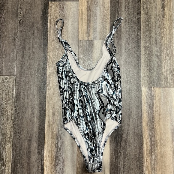 One piece swim - Picture 2 of 2